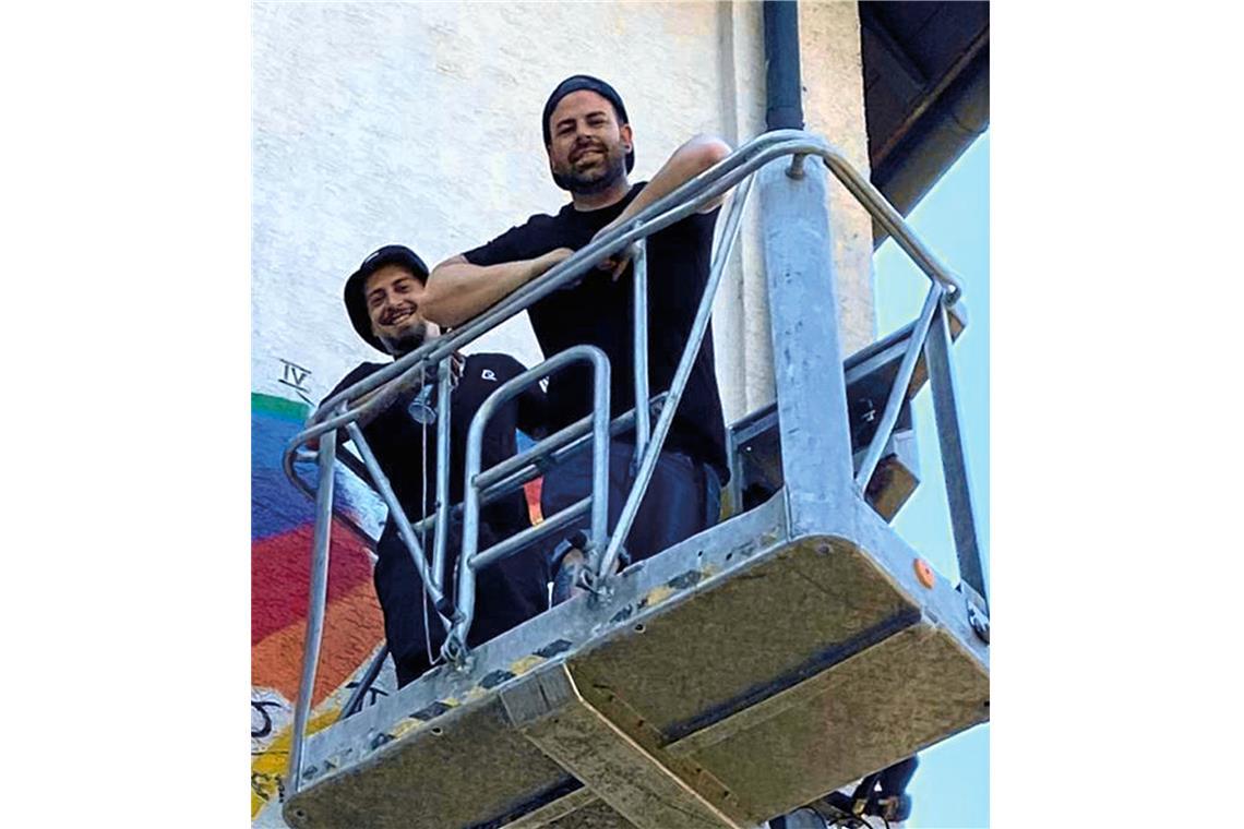 Partnerstädtefestival in Backnang: Tänze, Graffitis, Soul- und Rapmusik Joschka Zettler (links) und Thomas Idler von der Agentur Adkru leiten Jugendliche beim Graffitisprayen an. Foto: Adkru