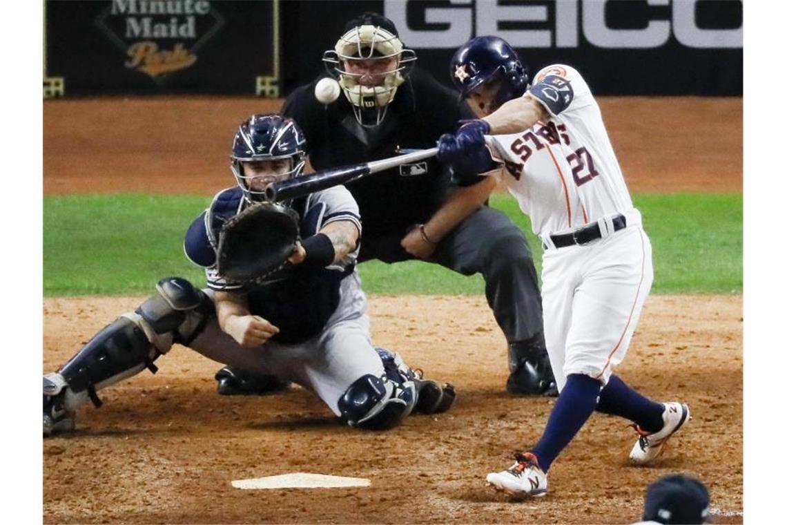 Jose Altuve (r) erreichte mit den Houston Astros die World Series. Foto: Sue Ogrocki/AP/dpa
