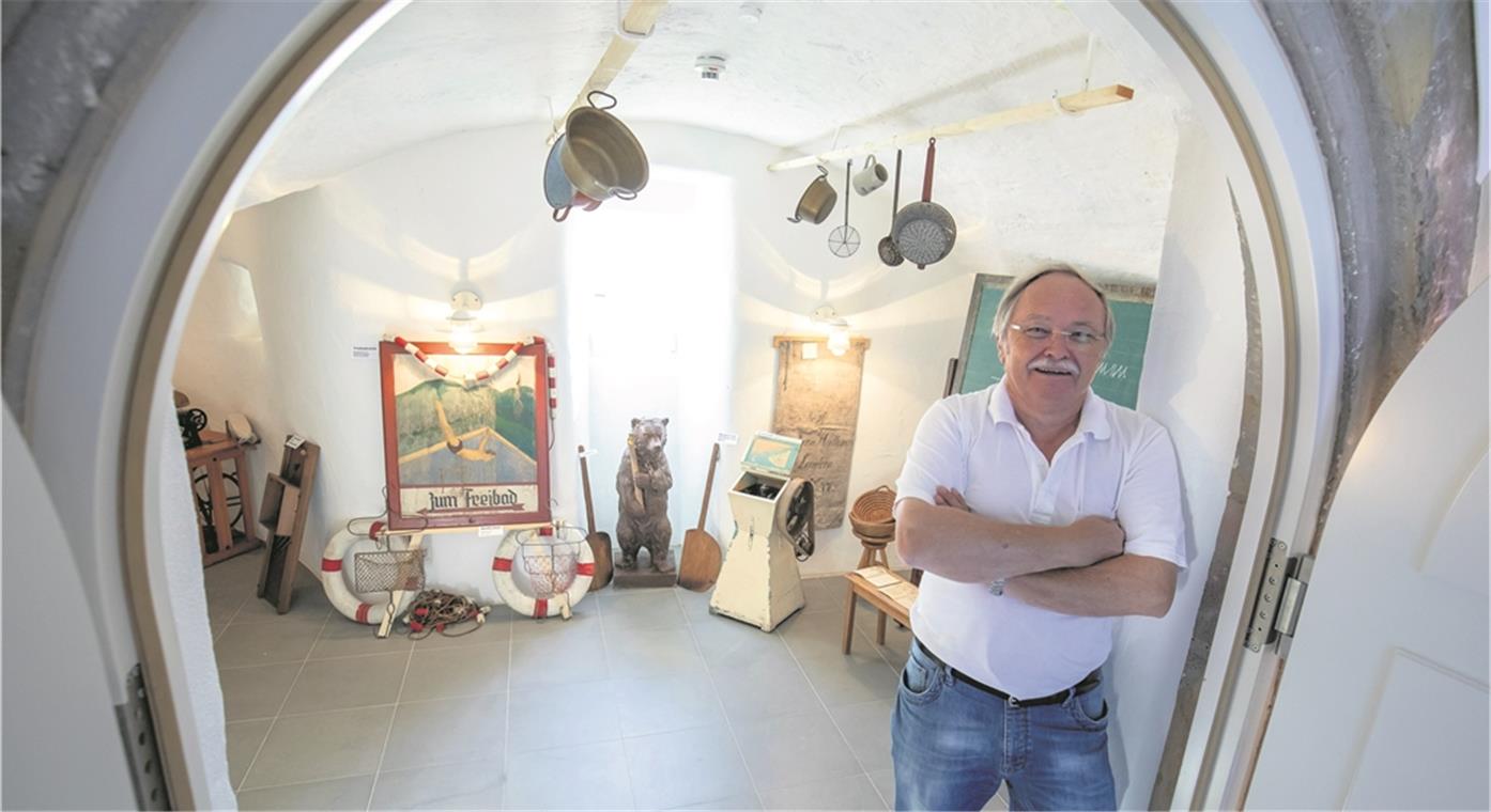 Josef-Georg Müller ist einer von 27 kreativen Köpfen und Vorsitzender des Vereins „Kreatives Sulzbach an der Murr“. Stolz ist er auf die neu eingerichtete Heimatstube im Schloss Lautereck. Fotos: A. Becher
