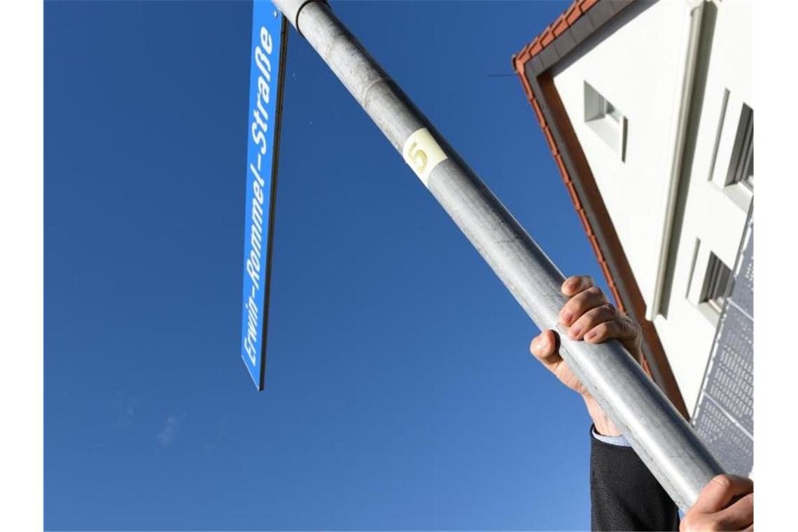 Josef Mischko, DGB-Kreisvorsitzender, rüttelt an einem Straßenschild der Erwin-Rommel-Straße. Fo. Foto: Stefan Puchner/dpa