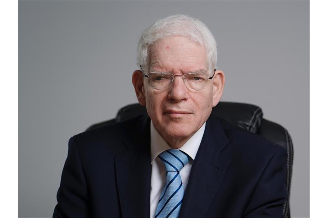 Josef Schuster, Präsident des Zentralrats der Juden in Deutschland, sitzt bei einem Fototermin in seinem Büro. (Archivbild). Foto: Nicolas Armer/dpa