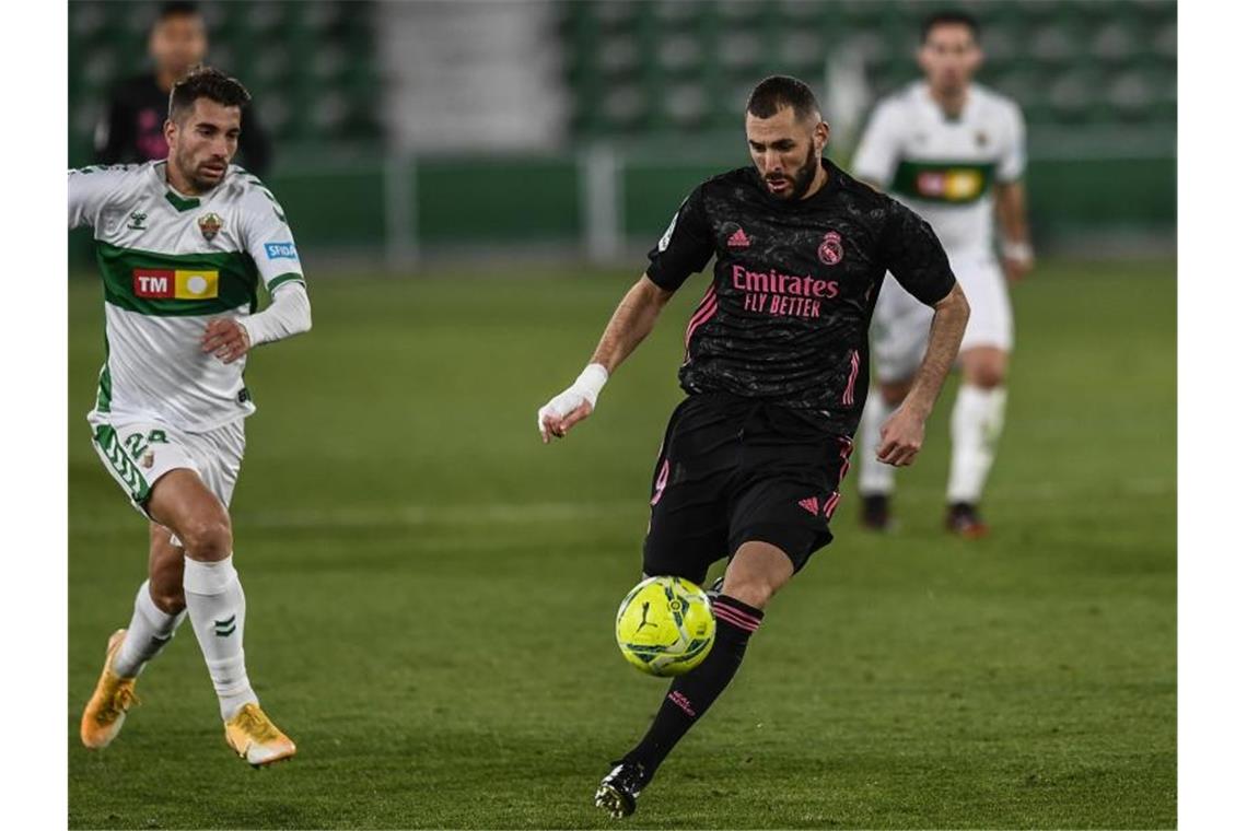 Real Madrid patzt in Elche - Atlético bleibt Spitzenreiter Josema (l) vom FC Elche gegen Karim Benzema von Real Madrid. Foto: Jose Breton/AP/dpa