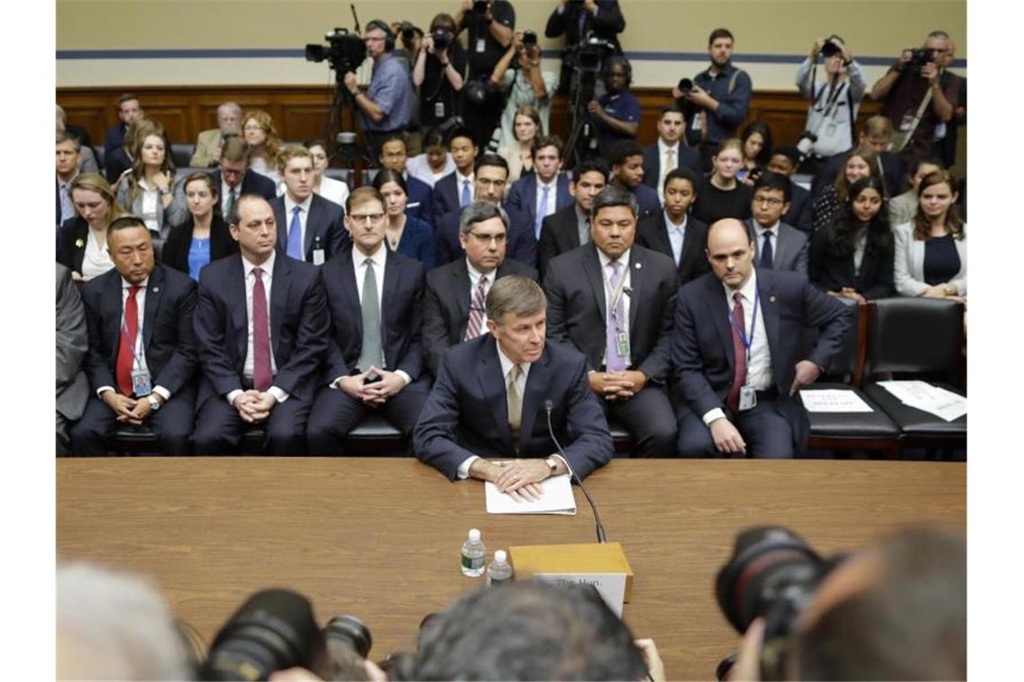 Joseph Maguire (vorne Mitte), der Koordinator der US-Geheimdienste, sagt vor dem House Intelligence Committee im Kapitol aus. Foto: Pablo Martinez Monsivais/AP