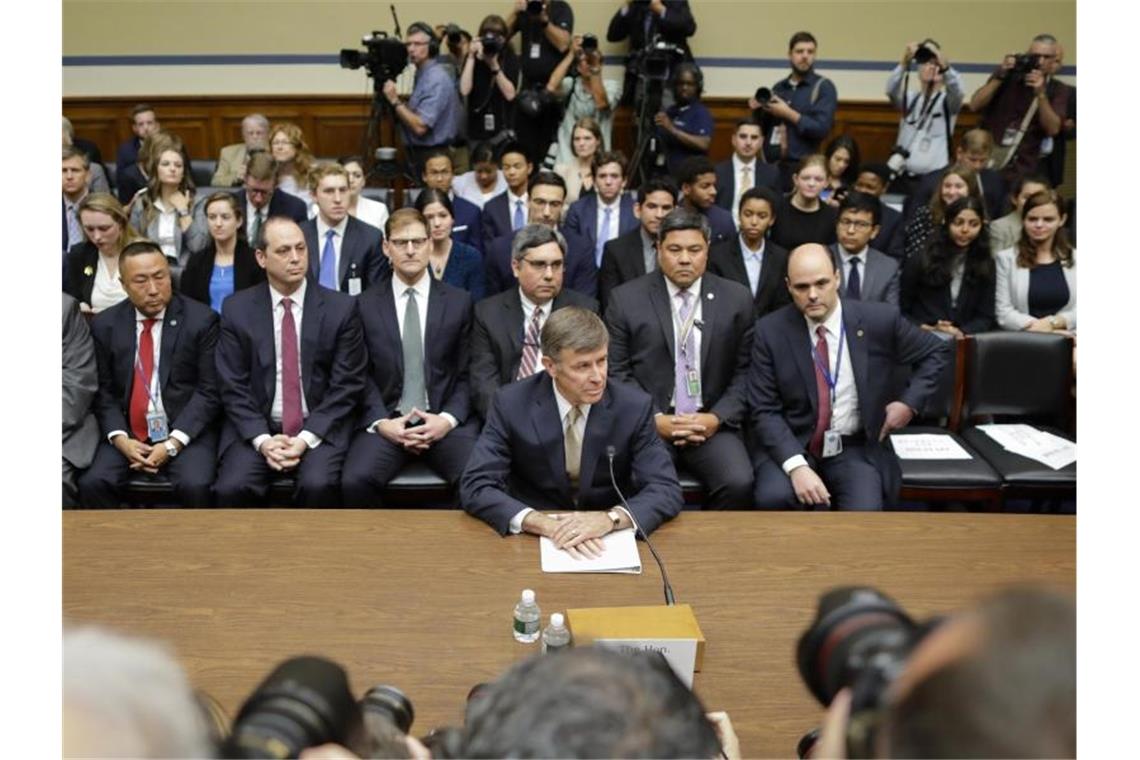 Trump will anonyme Tippgeber in Ukraine-Affäre aufspüren Joseph Maguire (vorne Mitte), der Koordinator der US-Geheimdienste, sagt vor dem House Intelligence Committee im Kapitol aus. Foto: Pablo Martinez Monsivais/AP