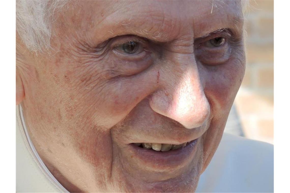 Joseph Ratzinger, der emeritierte Papst Benedikt XVI. ist zurück in Bayern. Foto: Lena Klimkeit/dpa