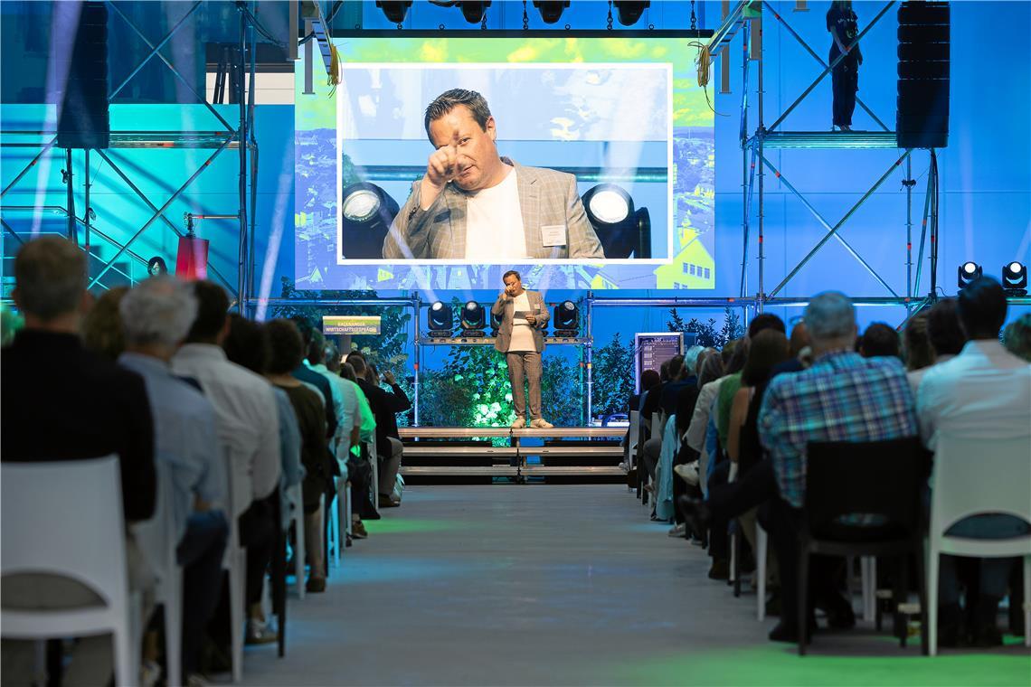 Josh Kochhann führt als Moderator durch den Abend.