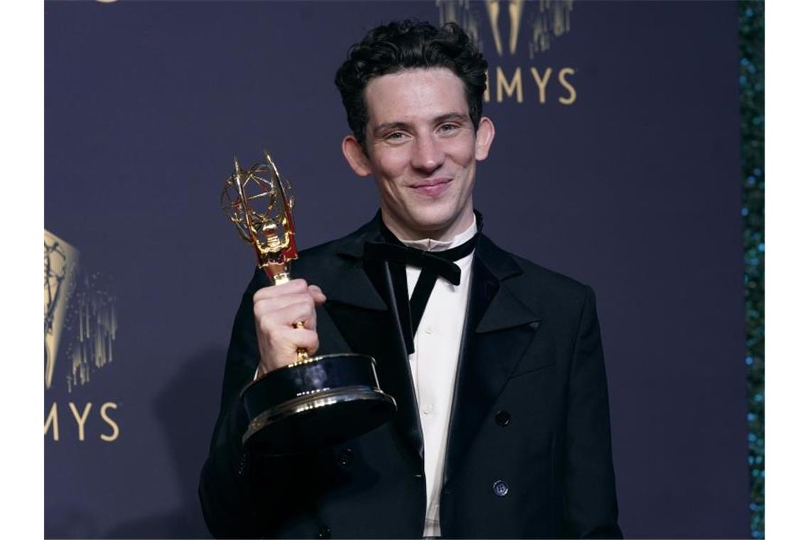 Krönung für „The Crown“ - Historiendrama räumt bei Emmys ab Josh O'Connor, Gewinner des Preises für den herausragenden Hauptdarsteller in einer Dramaserie für "The Crown", posiert bei den Emmy Awards. Foto: Chris Pizzello/Invision via AP/dpa