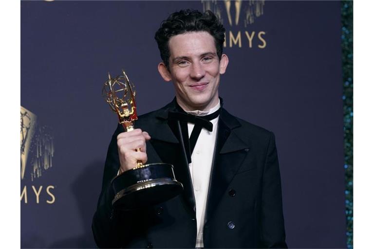 Josh O'Connor, Gewinner des Preises für den herausragenden Hauptdarsteller in einer Dramaserie für "The Crown", posiert bei den Emmy Awards. Foto: Chris Pizzello/Invision via AP/dpa