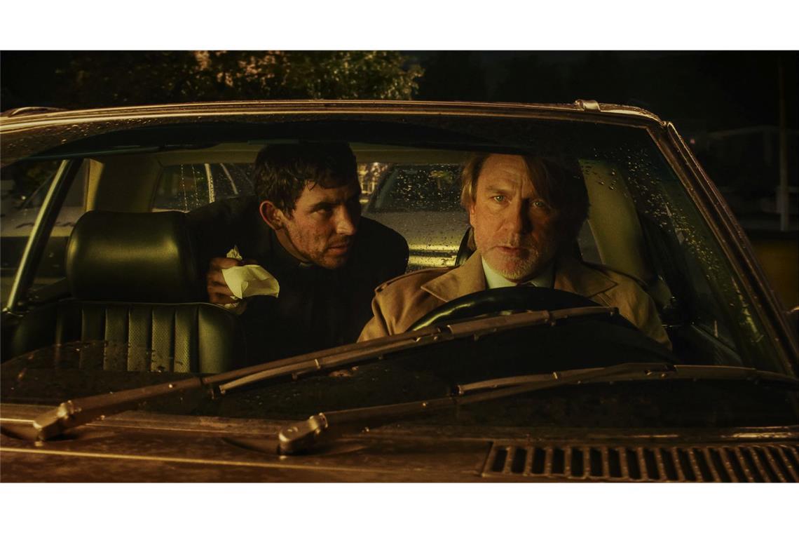 Josh O'Connor (l.) und Daniel Craig werden ab November in "Wake Up Dead Man" zu sehen sein, dem dritten Teil der Knives-Out-Reihe um Detektiv Benoit Blanc.