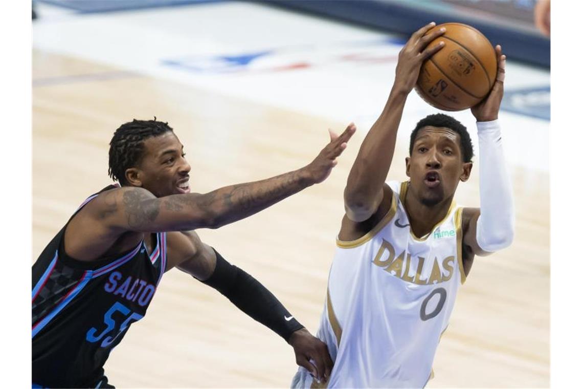 Chancen auf Playoffs sinken: Mavericks verlieren gegen Kings Josh Richardson (r) von den Dallas Mavericks und Delon Wright von den Sacramento Kings in Aktion. Foto: Brandon Wade/AP/dpa