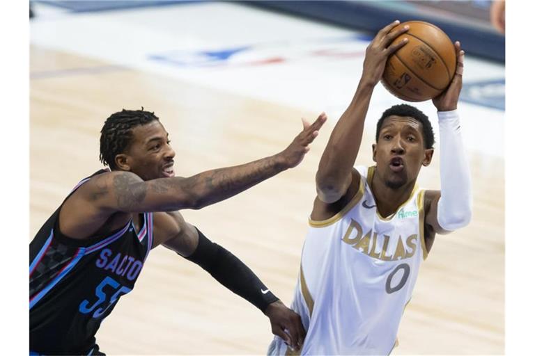Josh Richardson (r) von den Dallas Mavericks und Delon Wright von den Sacramento Kings in Aktion. Foto: Brandon Wade/AP/dpa
