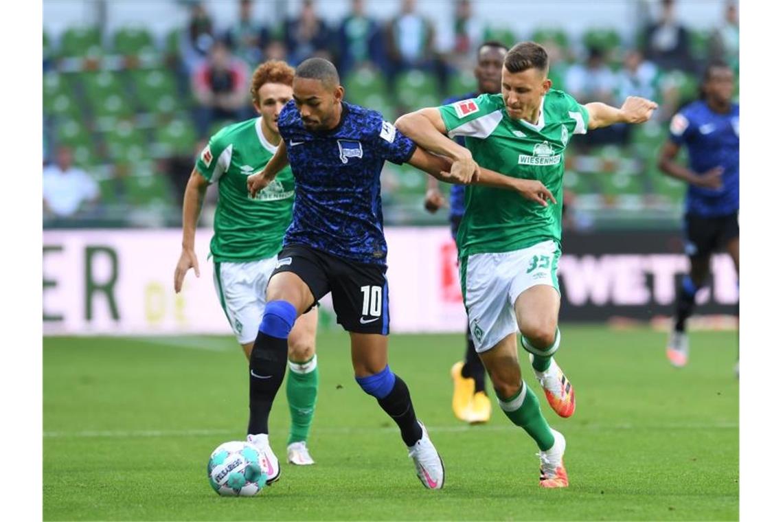 Josh Sargent (l) und Maximilian Eggestein (r) von Werder Bremen versuchen Herthas Matheus Cunha zu stoppen. Foto: Carmen Jaspersen/dpa