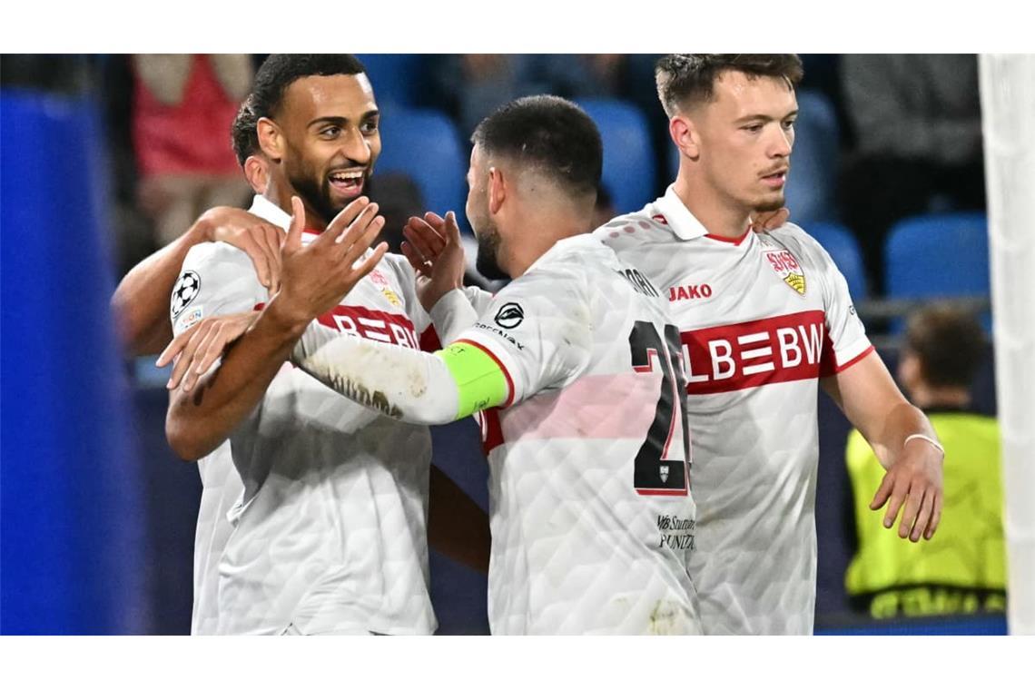 Josha Vagnoman (l.) jubelte gemeinsam mit dem Torschützen Deniz Undav (M.) über die Führung des VfB.