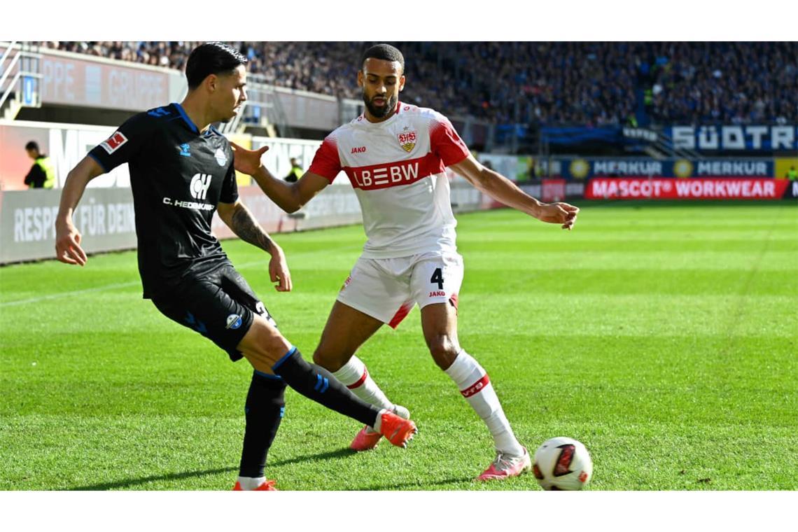 Josha Vagnoman (rechts) und der VfB waren in Paderborn viel mit Defensivarbeit gefordert.