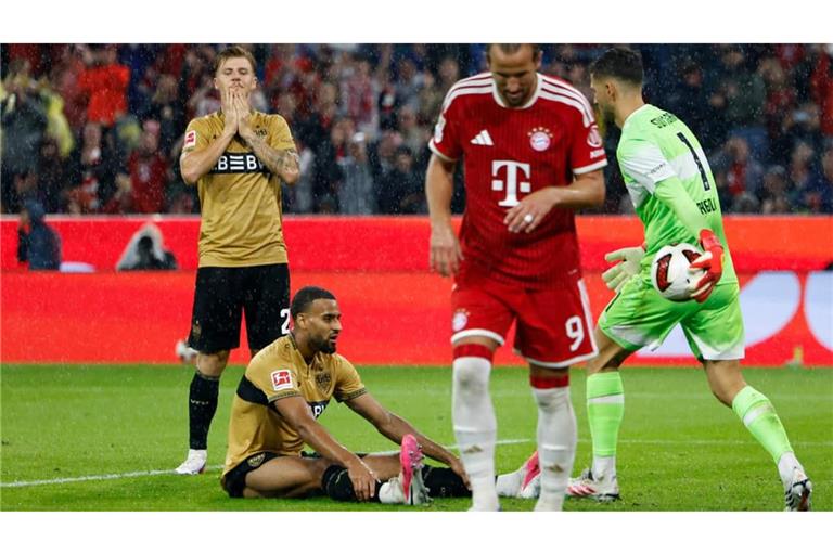 Josha Vagnoman (sitzend) stand in mehrerlei Hinsicht im Fokus der Bundesliga-Auftaktpartie zwischen dem FC Bayern München und dem VfB Stuttgart.