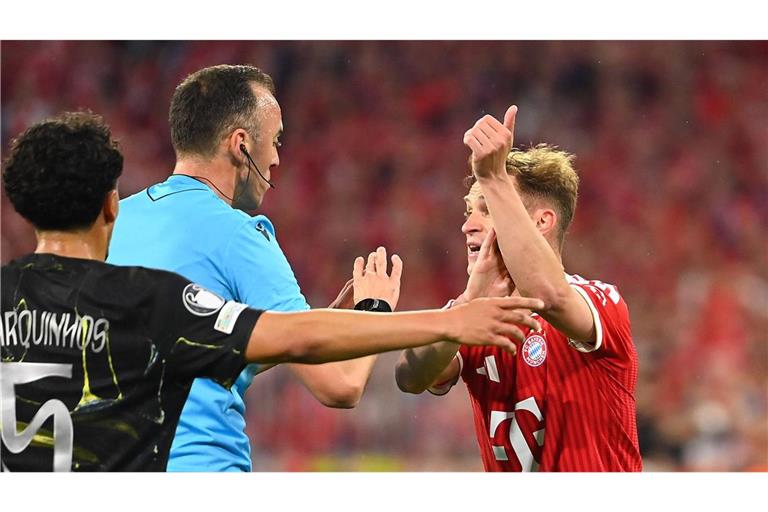 Joshua Kimmich (Bayern München) reklamiert Handspiel bei Schiedsrichter Joao Pinheiro.