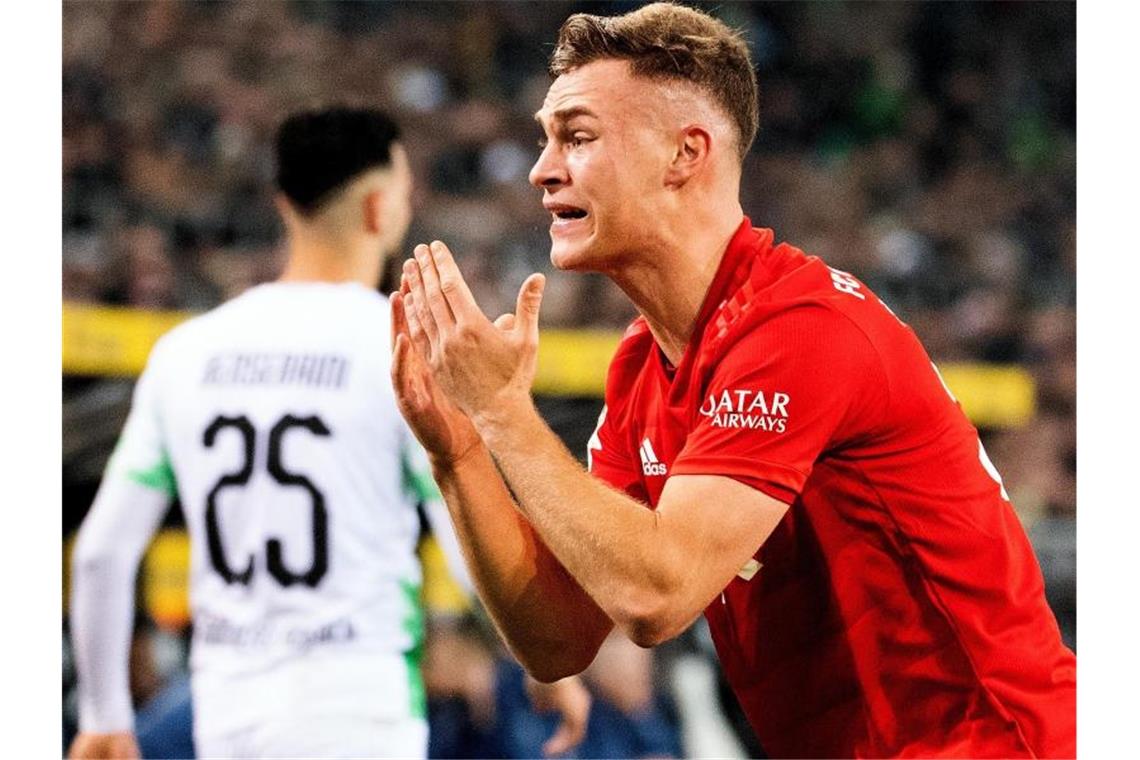 Joshua Kimmich hadert mit dem Spiel der Bayern im Borussia-Park. Foto: Federico Gambarini/dpa