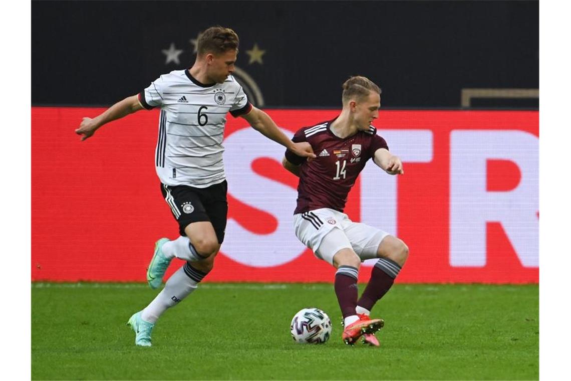 „Viele gute Dinge gemacht“: Offensive DFB-Elf weckt EM-Lust Joshua Kimmich (l) spielte auf der rechten Seite. Foto: Federico Gambarini/dpa