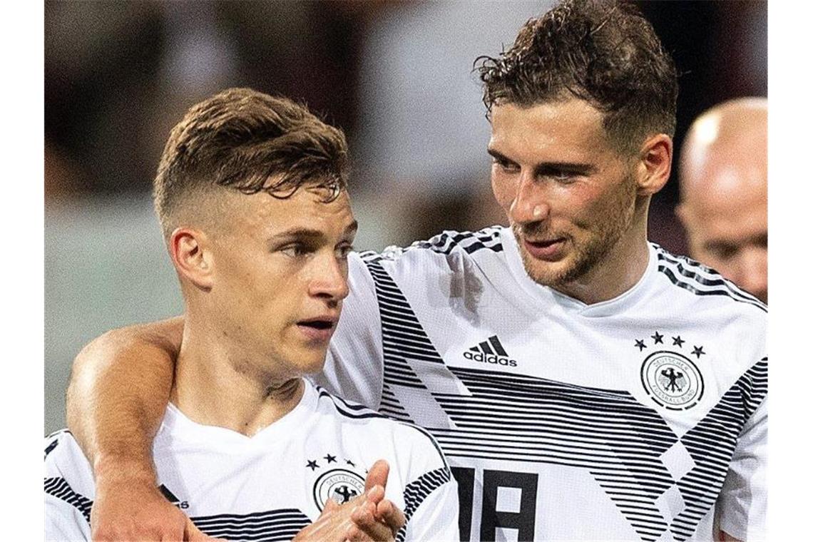 Joshua Kimmich (l) und Leon Goretzka starten die Initiative „We kick Corona“ und spenden eine Million Euro“. Foto: Marius Becker/dpa