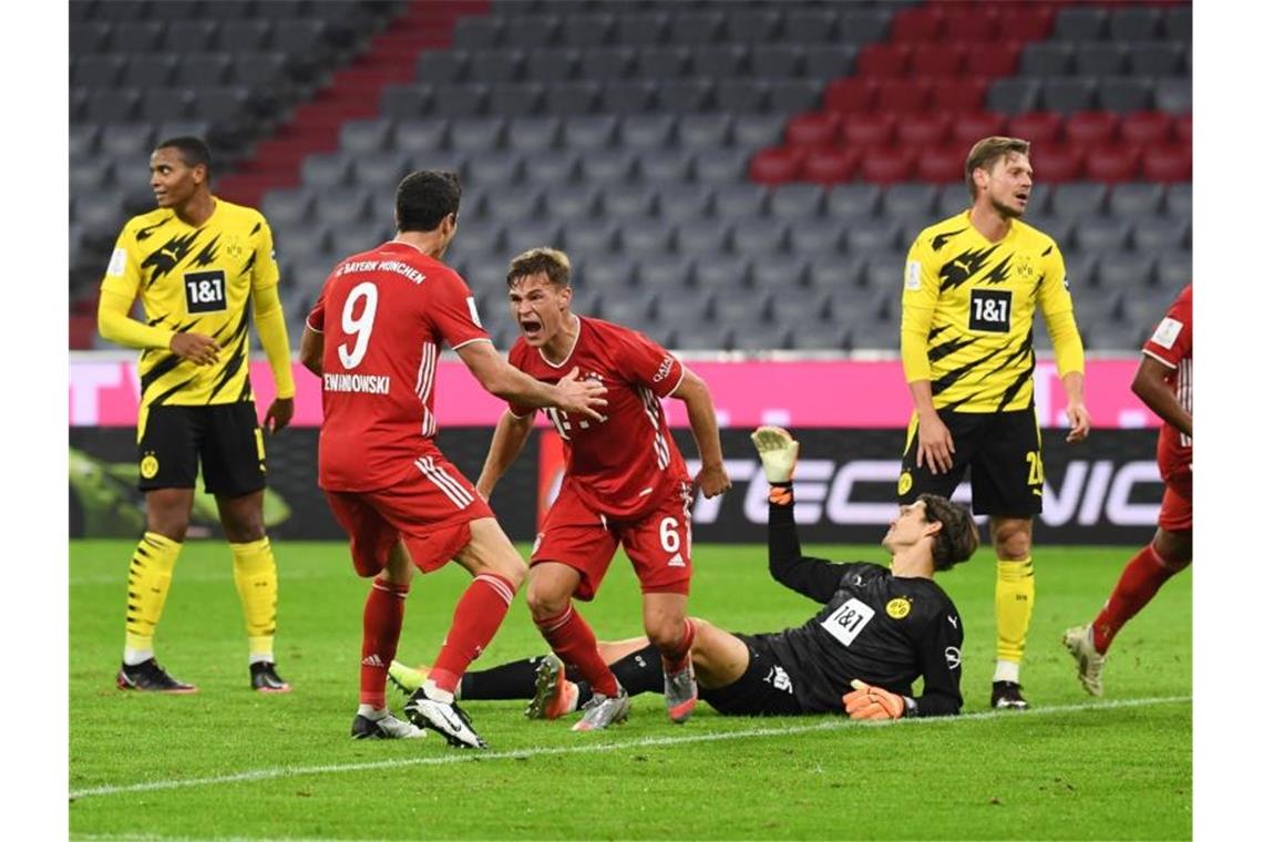 Joshua Kimmich (M) sorgte für den Bayern-Siegtreffer im Supercup gegen den BVB. Foto: Sven Hoppe/dpa-Pool/dpa