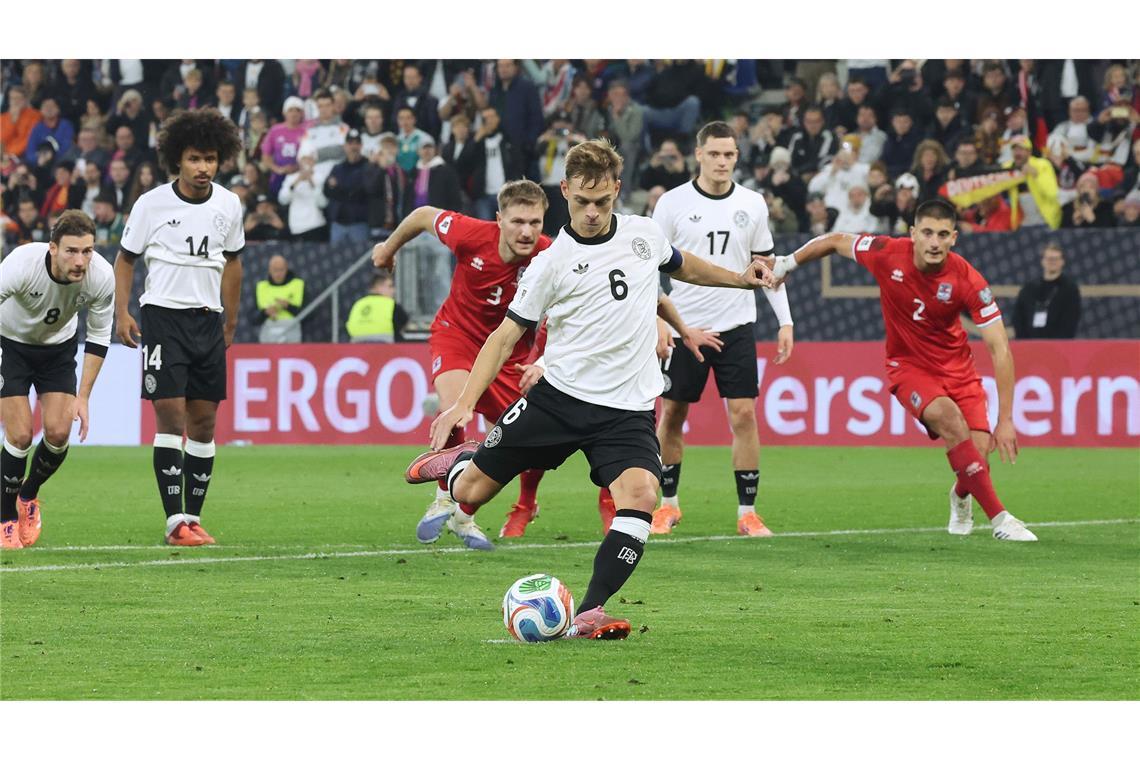 Gnabry und Kimmich überragen beim 4:0 gegen Luxemburg Joshua Kimmich (Note 2): Da war er wieder draußen - nein, nicht auf der Bank, natürlich nicht: Kimmich kehrte gegen Luxemburg überraschend wieder auf die rechte Abwehrseite zurück, nachdem Bundestrainer Nagelsmann in den Wochen vorher ausführlich begründet hatte, warum er seinen Kapitän im Mittelfeldzentrum sieht. Aber klar, Kimmich kann’s aber auch hinten rechts – was er gegen Luxemburg zeigte, auch wenn der Gegner natürlich nicht die Kragenweite Kimmichs hatte. Ein zupackender Auftritt des Münchners, der ein Aktivposten war – und vorne gar einen Doppelpack schnürte: Per Handelfmeter traf er zum 2:0, per Abstauber nach einer Ecke später aus kurzer Distanz später zum 4:0.
