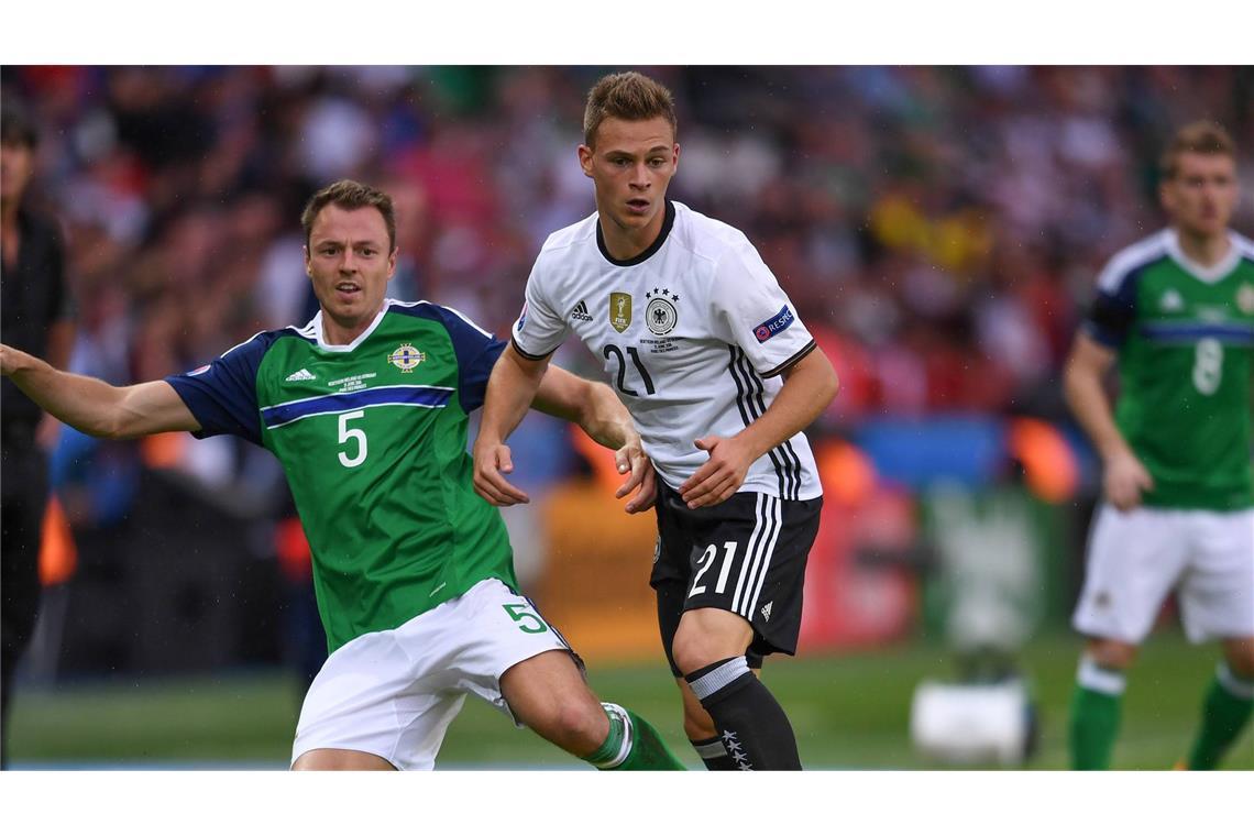 Ex-VfB-Spieler Woltemade trifft zum Sieg Joshua Kimmich (Note 3): Da war er schon wieder draußen – nachdem der Kapitän am Freitag beim 4:0 gegen Luxemburg überraschend wieder auf die rechte Abwehrseite zurückgekehrt war, durfte (oder besser: musste) Kimmich dort auch in Belfast Dienst tun, was er dieses Mal wieder vorschriftsmäßig machte. In Sinsheim hatte Kimmich gar ja noch zwei Tore geschossen und stark gespielt. In Belfast nun offensiv weniger auffällig, aber defensiv mehr gefordert – und: stabil.