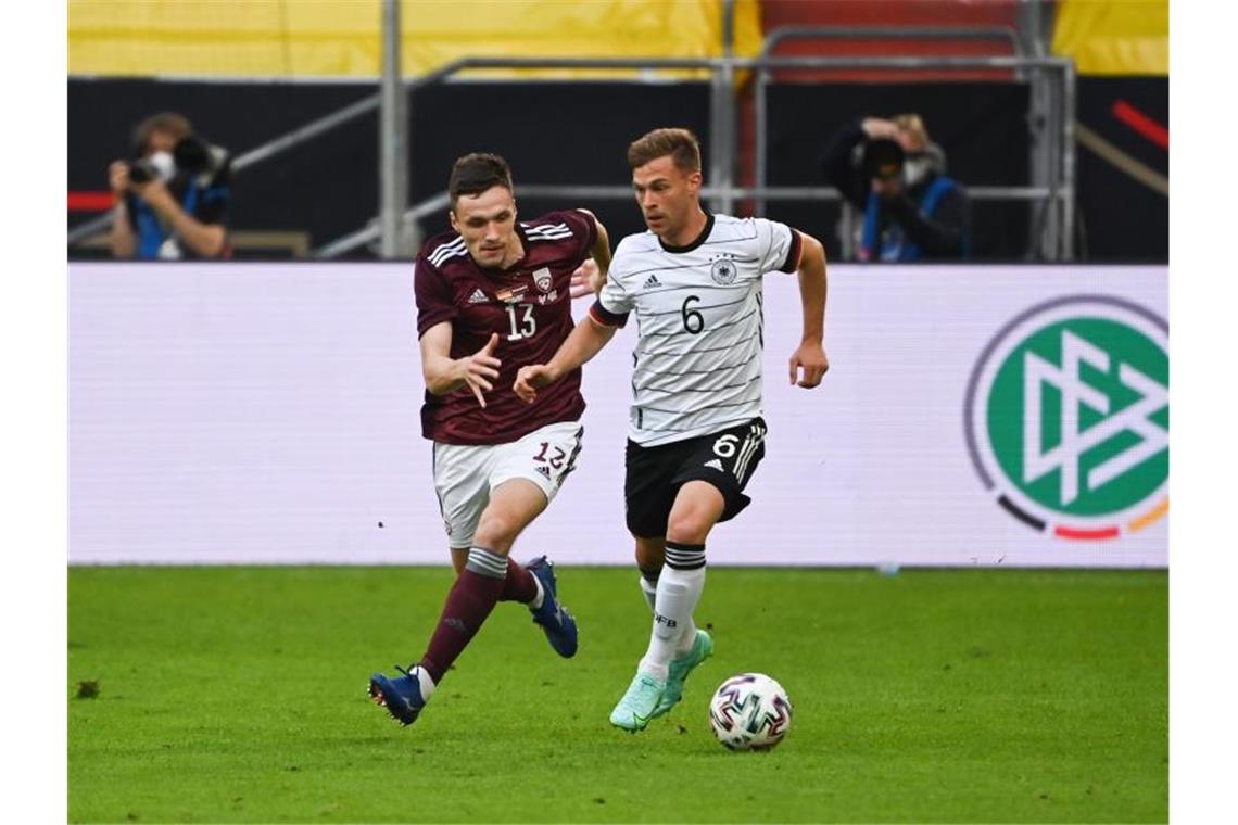 Joshua Kimmich (r) spielte gegen Lettland auf der rechten Seite. Foto: Federico Gambarini/dpa