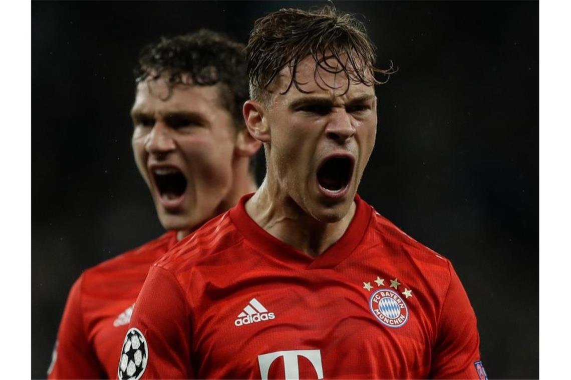 Salihamidzic lobt Kimmich: „Die richtige Antwort gegeben“ Joshua Kimmich (r) zeigte in London eine überzeugende Leistung. Foto: Matt Dunham/AP/dpa