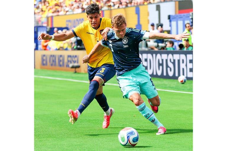 Joshua Kimmich (re.) hat sich das Spiel gegen Ecuador um Piero Hincapie anders vorgestellt.