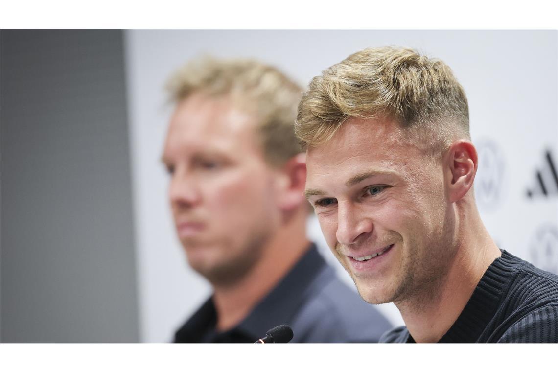 Transfersummen irritieren auch DFB-Kapitän Kimmich Joshua Kimmich (rechts) mit Bundestrainer Julian Nagelsmann
