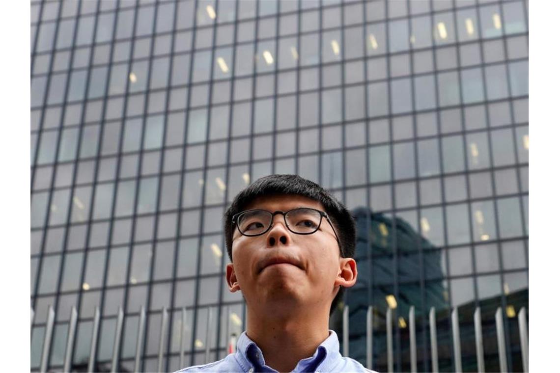 Joshua Wong, Aktivist der Demokratiebewegung in Hongkong, spricht während eines Pressestatements. Er wurde als Kandidat für die Wahlen im November disqualifiziert. Foto: Vincent Yu/AP/dpa