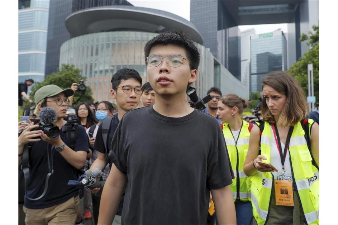 Joshua Wong (M) war wegen seiner Rolle in der „Regenschirm“-Bewegung 2014 zu einer zweimonatigen Haftstrafe verurteilt worden. Foto: Kin Cheung/AP