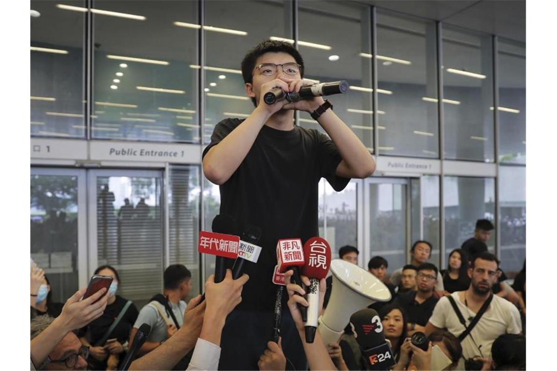 Proteste in Hongkong: Aktivist Wong aus Haft entlassen Joshua Wong spricht nach seiner Entlassung aus dem Gefängnis zu Demonstranten. Foto: Kin Cheung/AP