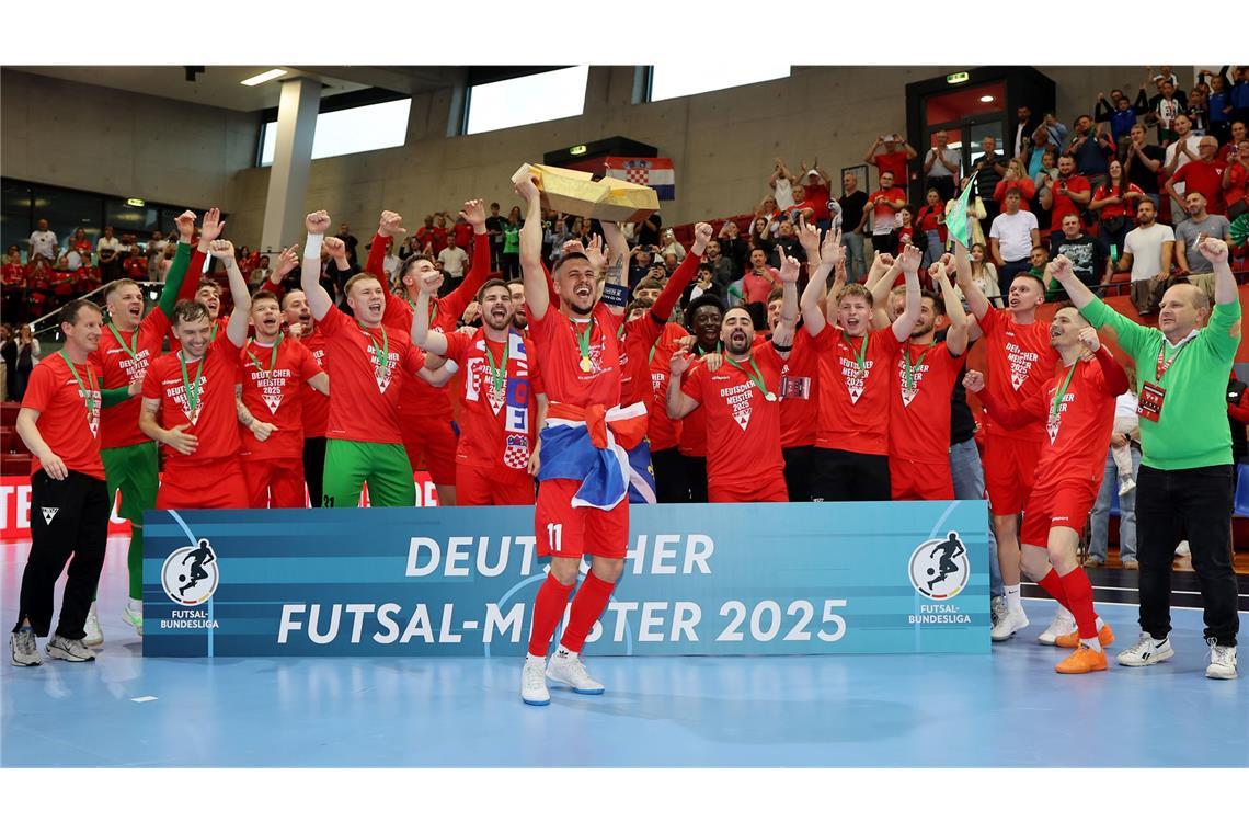 Vier gewinnt – TSV Weilimdorf und sein Kapitän schreiben Geschichte Josip Cacic reckt die Meisterschale in die Höhe.