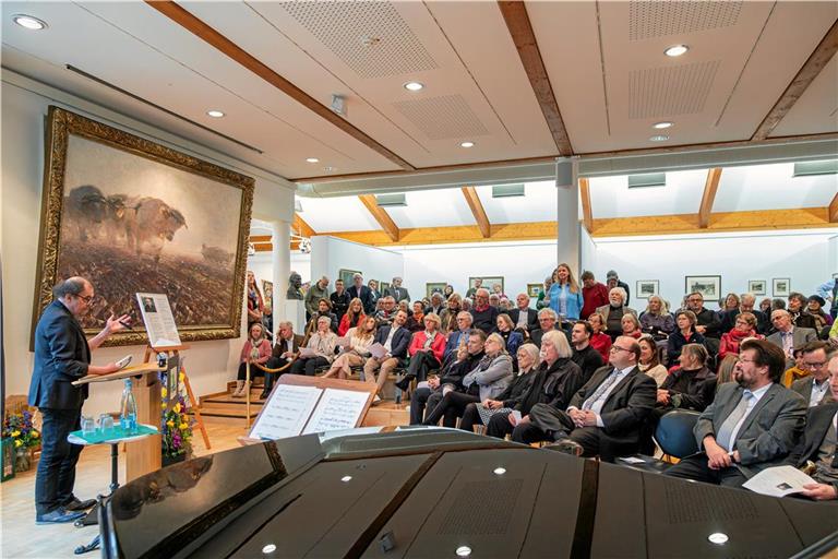 Journalist und Dramaturg Thomas Milz führt im gut besuchten Heinrich-von-Zügel-Saal in die Ausstellung ein. Fotos: Stefan Bossow