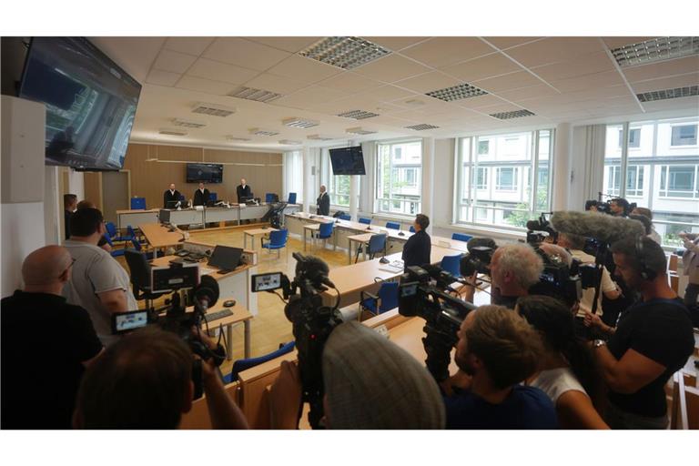 Journalisten beobachten den Auftakt der Güteverhandlung im Zivilprozess um den Tod der zwölfjährigen Luise.
