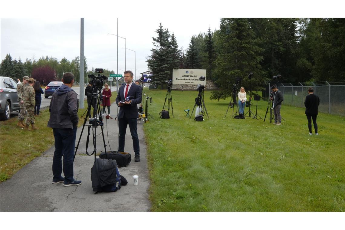 Journalisten bereiten sich auf das Treffen von Trump und Putin in Alaska vor.