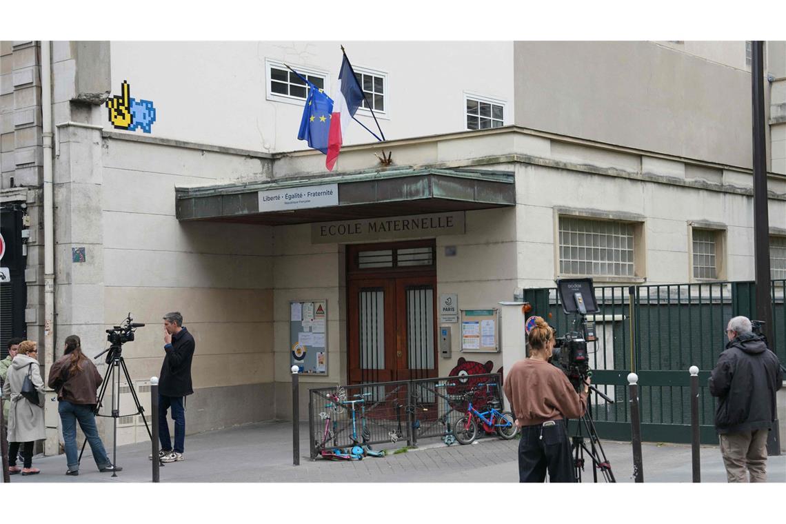 Journalisten filmen vor einem Kindergarten in Paris, nachdem mehrere Personen in Polizeigewahrsam genommen wurden.