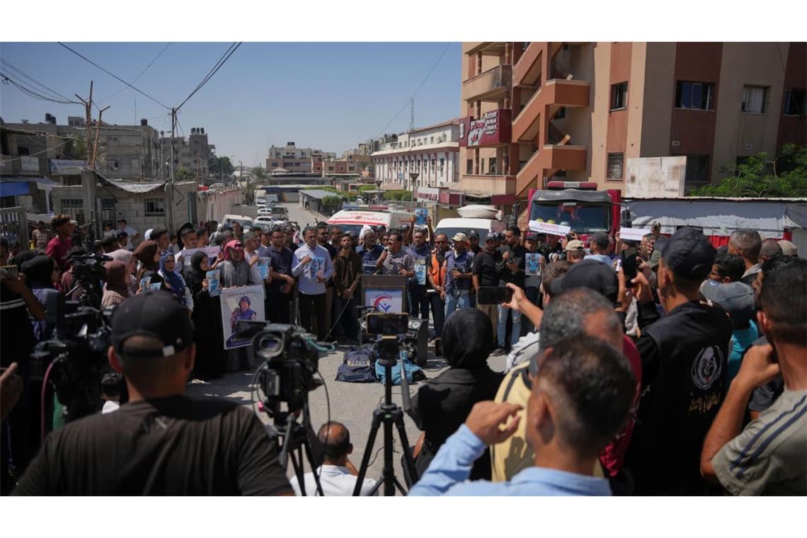 Journalisten und Angehörige versammeln sich, um des ersten Jahrestags der Ermordung der Journalisten Mariam Dagga und Hussam al-Masri zu gedenken, die zu den Opfern eines israelischen Angriffs auf das Nasser-Krankenhaus am 25. August 2025 gehörten (Archivfoto).