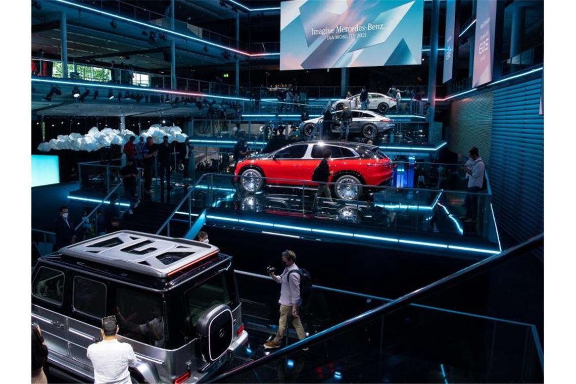 Autobranche sucht Zuversicht auf neuer IAA Journalisten und Gäste schauen sich vor Beginn der Automesse IAA Mobility die neuen Modelle an. Foto: Sven Hoppe/dpa/Archivbild