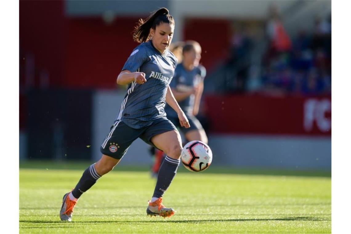 Bayern- und VfL-Frauen auf Kurs Königsklassen-Viertelfinale Jovana Damnjanovic feierte mit dem FC Bayern München einen klaren Sieg. Foto: Matthias Balk/dpa