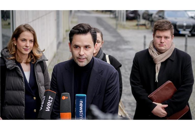 JU-Chef Johannes Winkel will bei der Abstimmung über das umstrittene Rentenpaket der Koalition mit Nein stimmen. Doch in einer Erklärung halten sich die jungen "Renten-Rebellen" in der Union eine Hintertür offen.