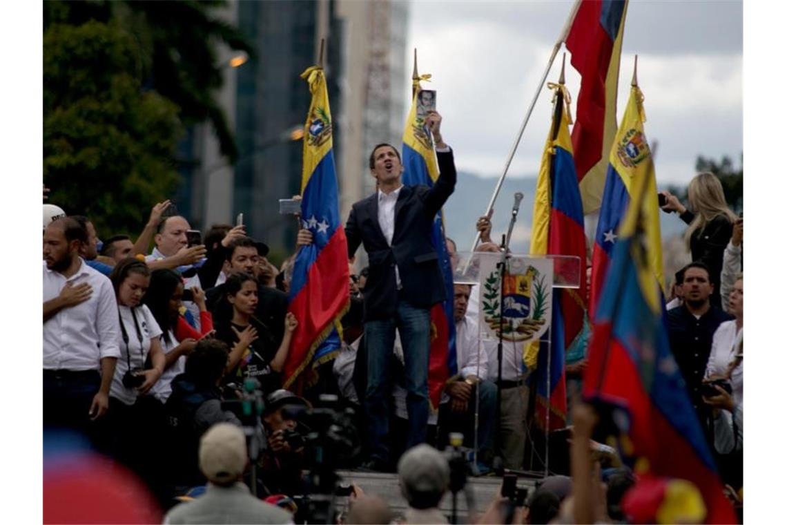Venezuelas Präsident Maduro stellt den USA ein Ultimatum Juan Guaido, Präsident des entmachteten Parlaments in Venezuela, erklärt sich auf einer Kundgebung vor Anhängern zum venezolanischen Staatschef. Foto: Rafael Hernandez