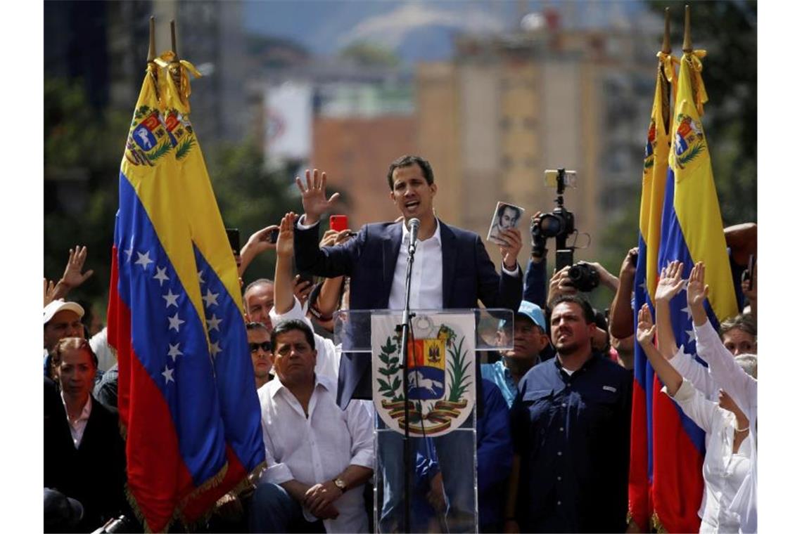 Venezuelas Präsident Maduro stellt den USA ein Ultimatum Juan Guaido, Präsident des entmachteten Parlaments in Venezuela, erklärt sich zum Staatschef in Caracas. Foto: Fernando Llano/AP