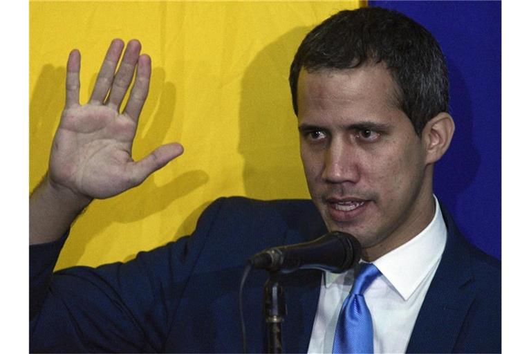 Juan Guaido, selbsternannter Interimspräsident von Venezuela, lässt sich als Parlamentsvorsitzender vereidigen. Foto: Andrea Hernandez Briceño/AP/dpa