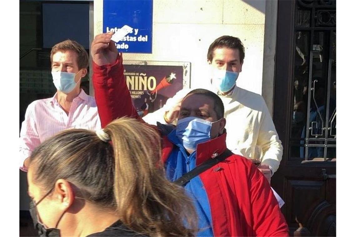 Jesuskind-Lotterie schüttet in Spanien 700 Millionen aus Juan Jiménez (M) kann sein Glück kaum fassen. Foto: Europapress/dpa
