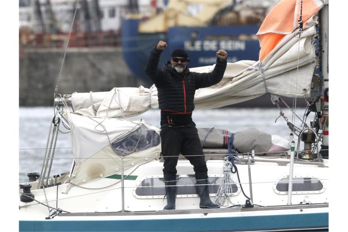 Juan Manuel Ballestero steht auf seinem Boot. Am 24. März - nachdem Argentinien alle Flüge gestrichen hatte - legte er im Hafen von Porto Santo in Portugal ab und erreichte am 17. Juni Mar del Plata. Foto: Vicente Robles/AP/dpa
