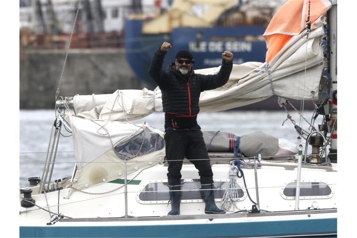 Flüge gestrichen: Argentinier segelt von Portugal nach Hause Juan Manuel Ballestero steht auf seinem Boot. Am 24. März - nachdem Argentinien alle Flüge gestrichen hatte - legte er im Hafen von Porto Santo in Portugal ab und erreichte am 17. Juni Mar del Plata. Foto: Vicente Robles/AP/dpa