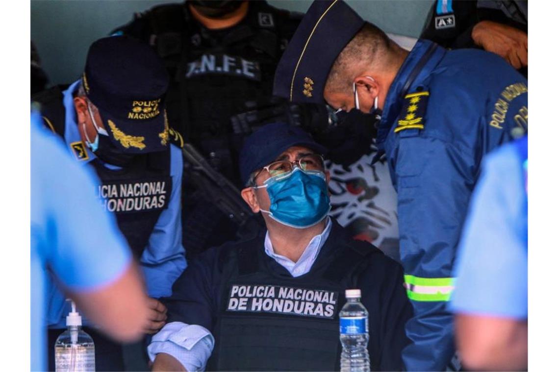 Gericht: Ex-Präsident von Honduras wird an USA ausgeliefert Juan Orlando Hernandez (M), Ex-Präsident von Honduras, spricht mit Polizeibeamten nach seiner Festnahme in seinem Haus. Foto: Indi Ocon/dpa