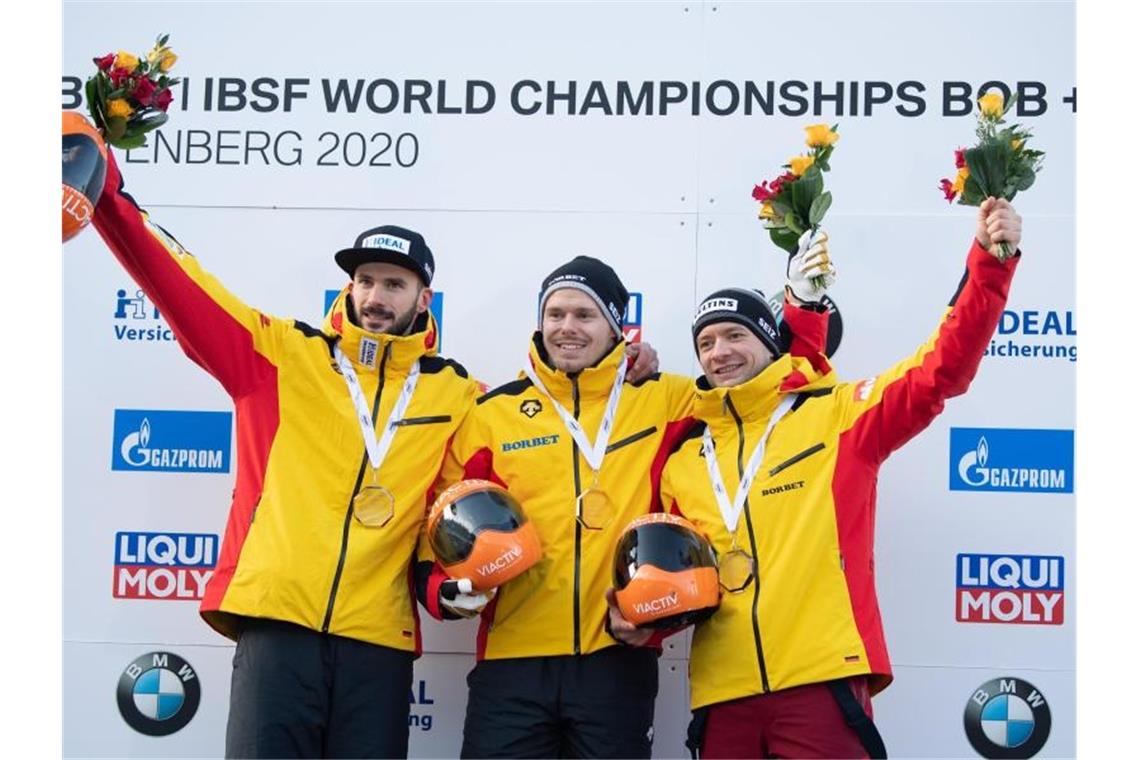 Deutsche Skeleton-Piloten feiern Dreifacherfolg bei WM Jubel auf dem Podium: Auf Platz zwei Axel Jungk (l-r), Sieger Christopher Grotheer und Alexander Gassner. Foto: Sebastian Kahnert/dpa-Zentralbild/dpa